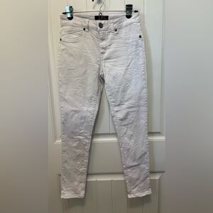 1822 Denim Classic White Jeans. Woman’s Size 6.